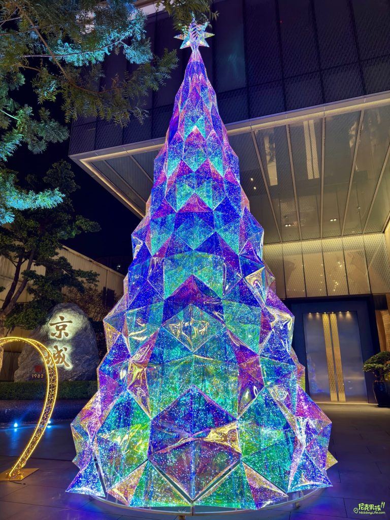 【京城銀行-北高雄分行】2023聖誕節,特殊造型藍水晶聖誕樹,讓走過路過的人必定會停下來一探究竟的吸睛燈光裝置藝術|打狗活動 15 IMG 1871