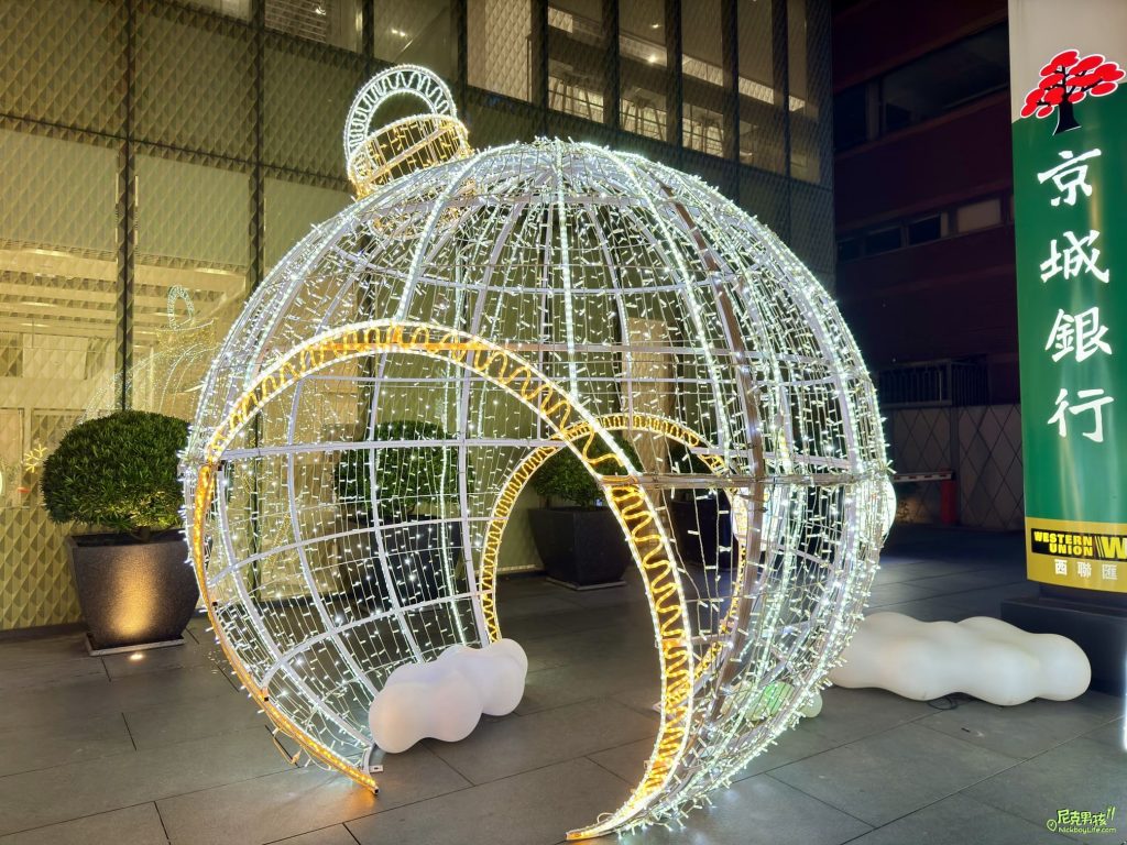 【京城銀行-北高雄分行】2023聖誕節,特殊造型藍水晶聖誕樹,讓走過路過的人必定會停下來一探究竟的吸睛燈光裝置藝術|打狗活動 19 IMG 1875