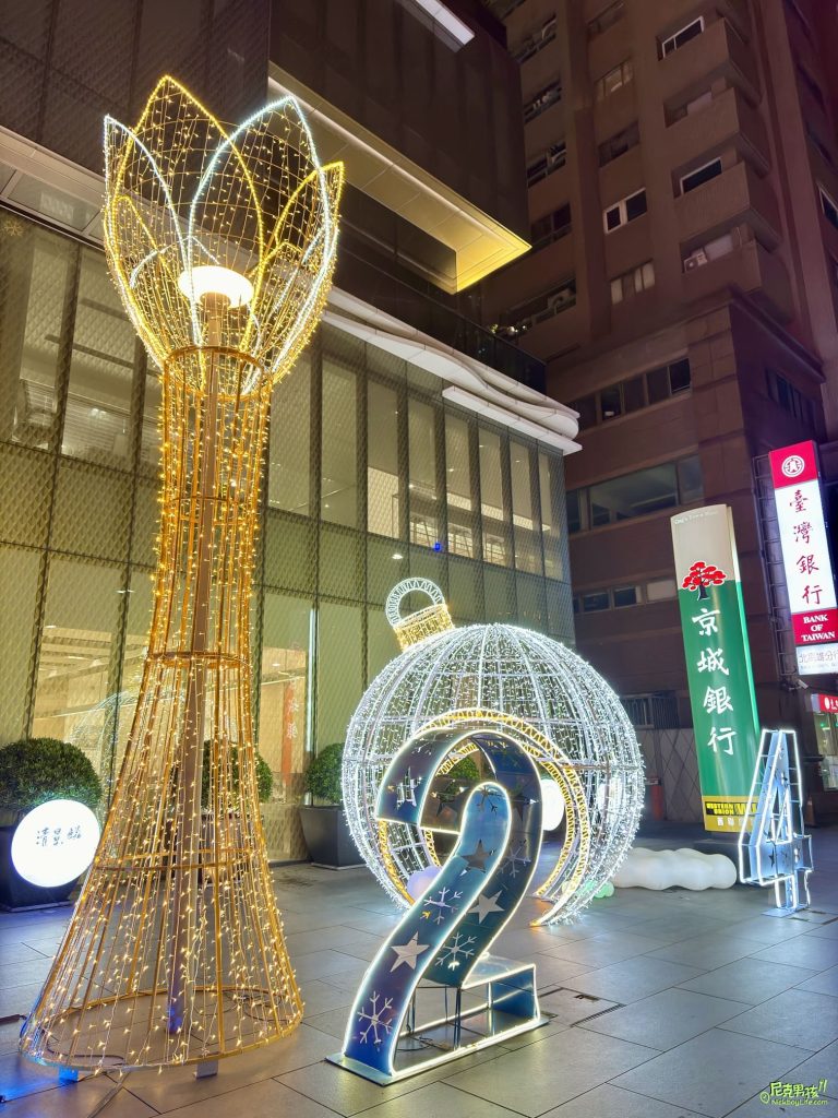 【京城銀行-北高雄分行】2023聖誕節,特殊造型藍水晶聖誕樹,讓走過路過的人必定會停下來一探究竟的吸睛燈光裝置藝術|打狗活動 17 IMG 1876