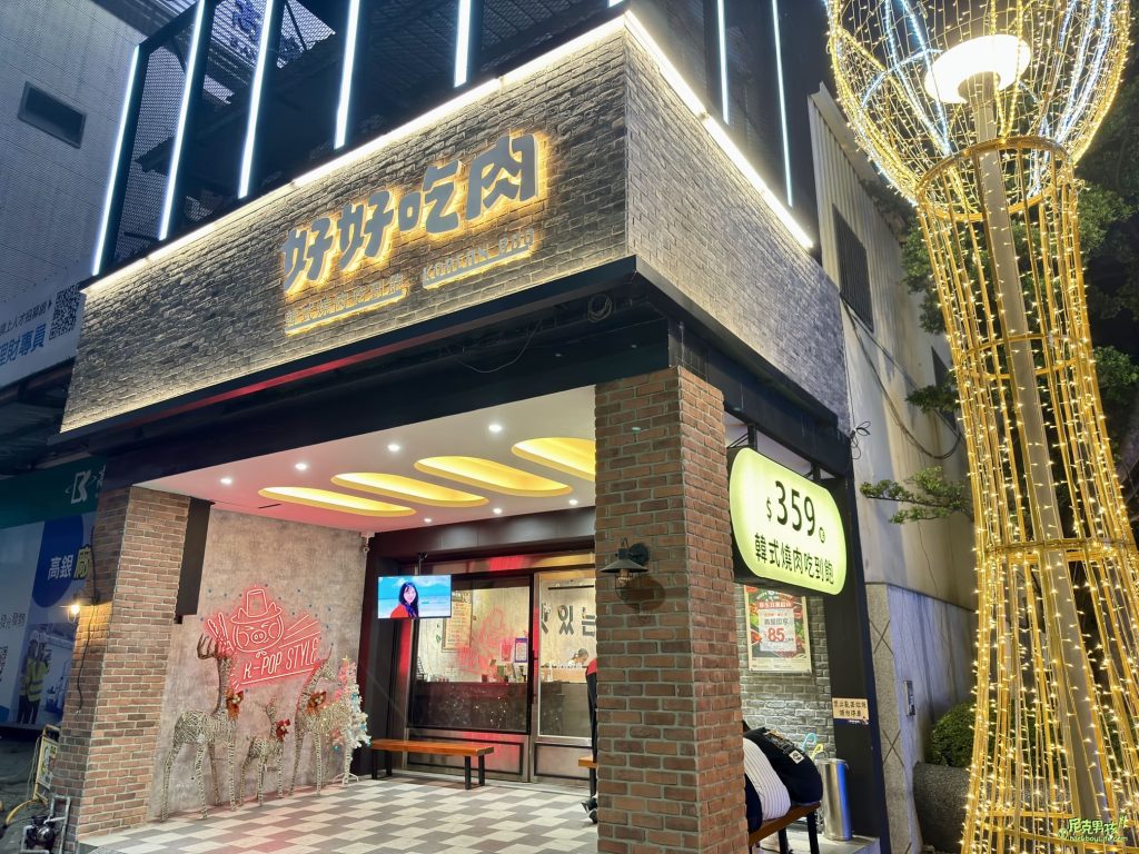 【京城銀行-北高雄分行】2023聖誕節,特殊造型藍水晶聖誕樹,讓走過路過的人必定會停下來一探究竟的吸睛燈光裝置藝術|打狗活動 24 IMG 1895