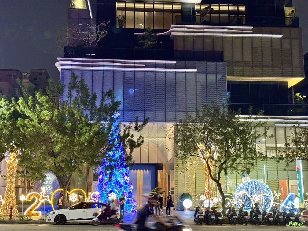 【京城銀行-北高雄分行】2023聖誕節,特殊造型藍水晶聖誕樹,讓走過路過的人必定會停下來一探究竟的吸睛燈光裝置藝術|打狗活動 10 IMG 1898 1