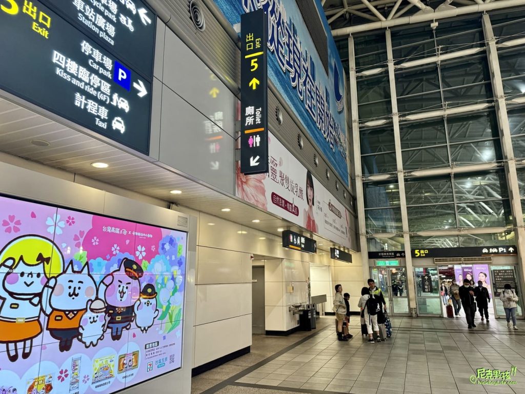 【高雄左營高鐵站】2023聖誕節,台灣高鐵與卡娜赫拉聯名,在聖誕節也貼心製作了相關小聖誕樹,以及台鐵主聖誕樹是以甜甜圈可口上市|打狗活動 18 IMG 2340