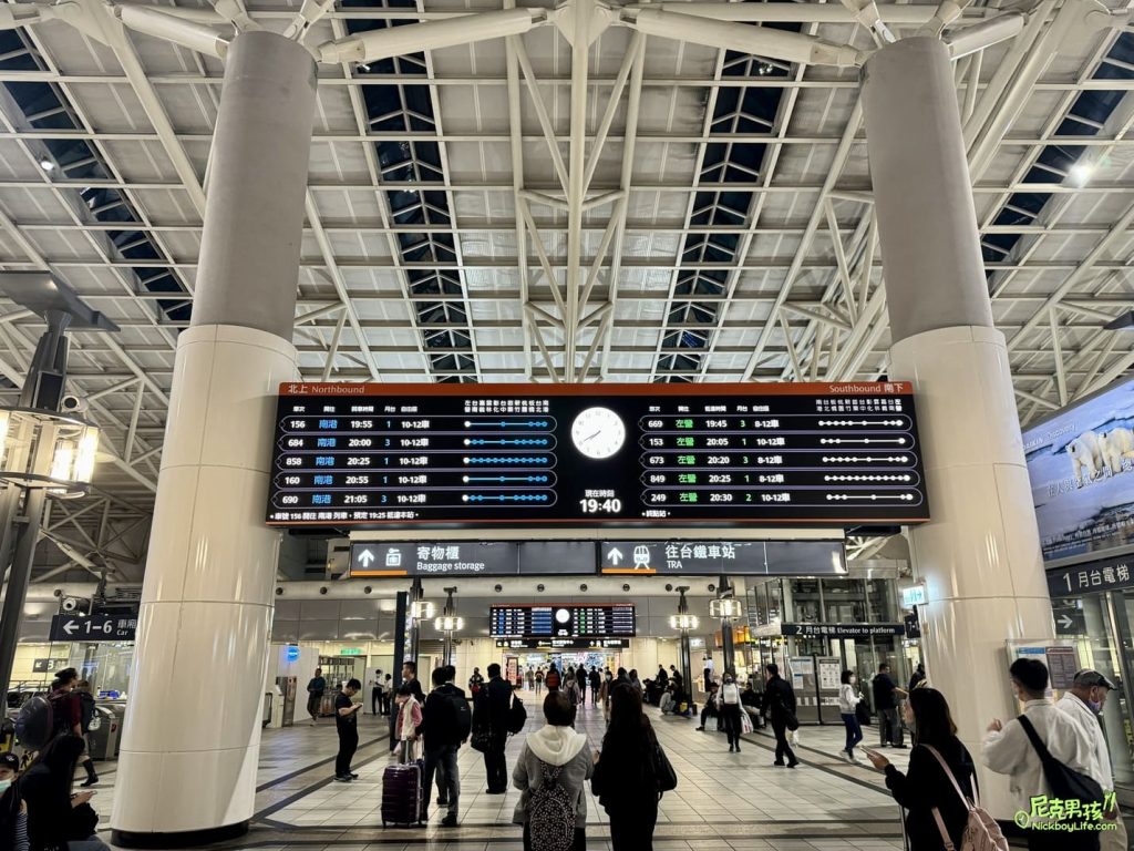 【高雄左營高鐵站】2023聖誕節,台灣高鐵與卡娜赫拉聯名,在聖誕節也貼心製作了相關小聖誕樹,以及台鐵主聖誕樹是以甜甜圈可口上市|打狗活動 25 IMG 2341
