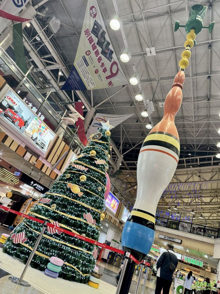 【高雄左營高鐵站】2023聖誕節,台灣高鐵與卡娜赫拉聯名,在聖誕節也貼心製作了相關小聖誕樹,以及台鐵主聖誕樹是以甜甜圈可口上市|打狗活動 21 IMG 2346