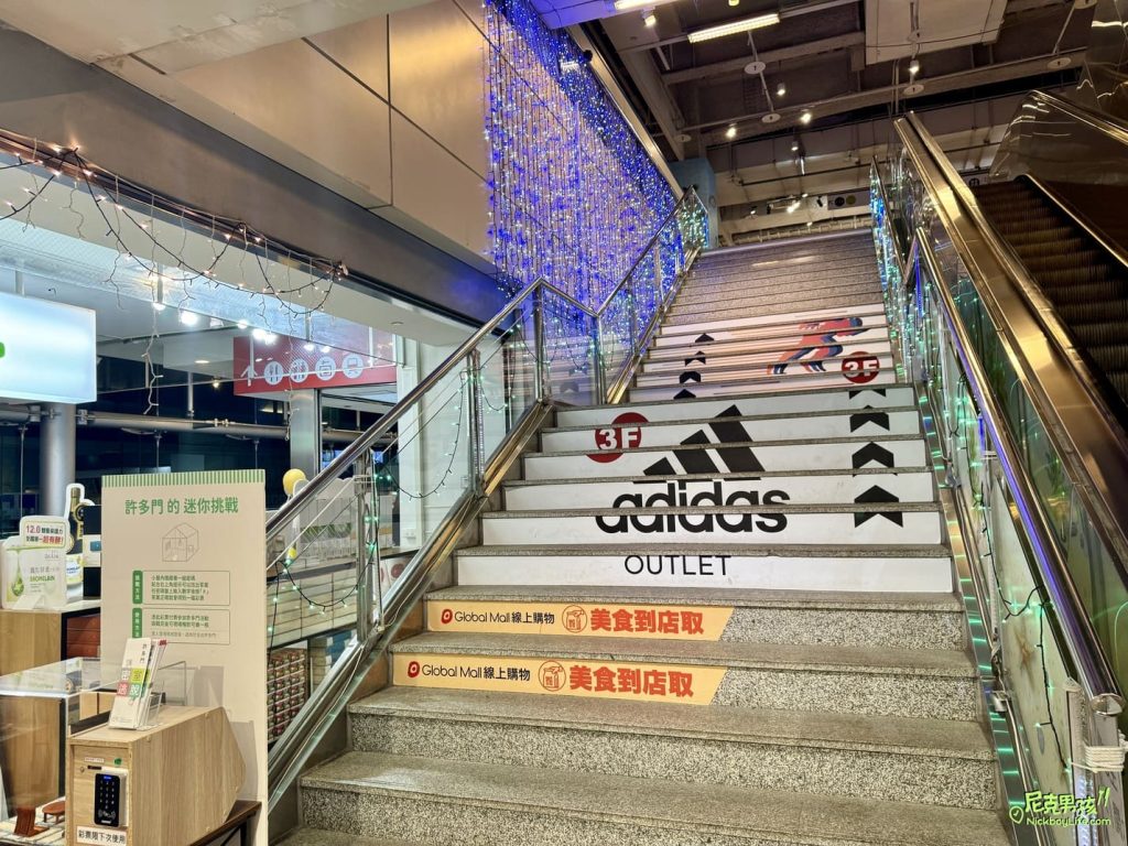 【高雄左營高鐵站】2023聖誕節,台灣高鐵與卡娜赫拉聯名,在聖誕節也貼心製作了相關小聖誕樹,以及台鐵主聖誕樹是以甜甜圈可口上市|打狗活動 27 IMG 2358