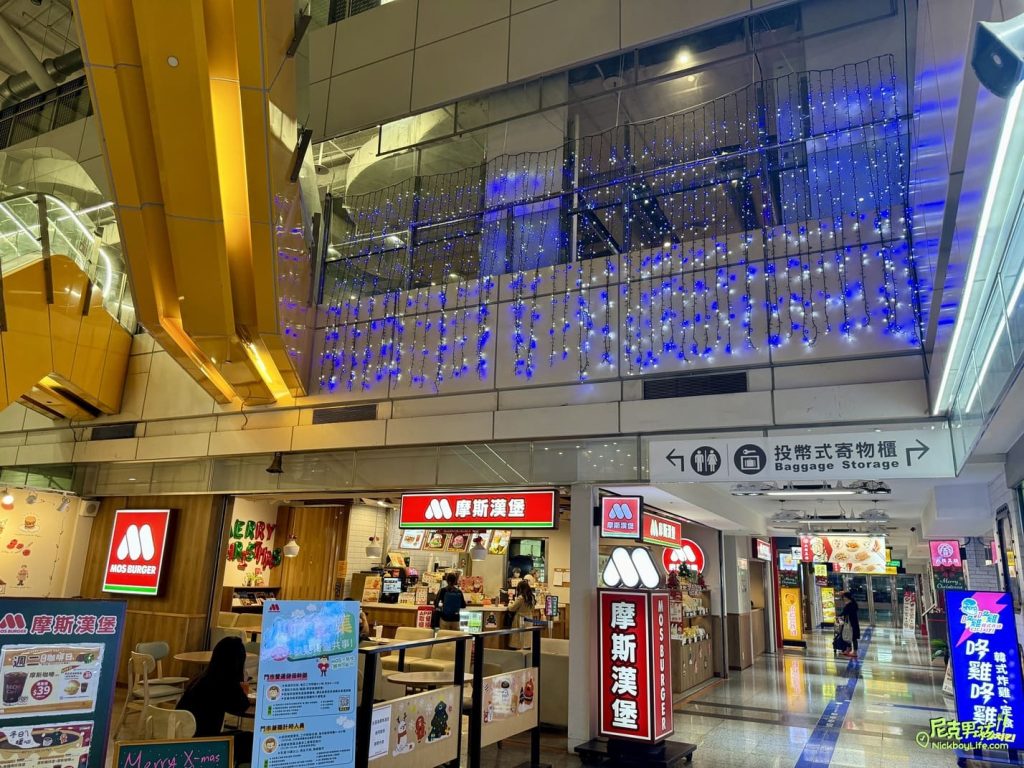 【高雄左營高鐵站】2023聖誕節,台灣高鐵與卡娜赫拉聯名,在聖誕節也貼心製作了相關小聖誕樹,以及台鐵主聖誕樹是以甜甜圈可口上市|打狗活動 31 IMG 2367