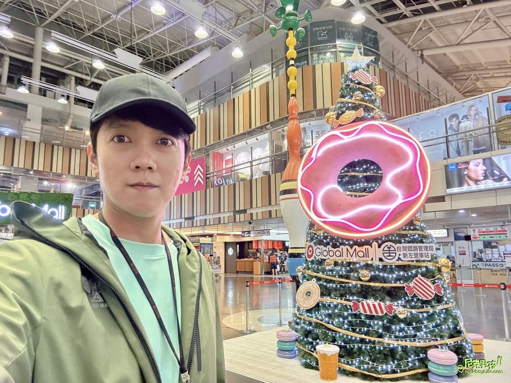 【高雄左營高鐵站】2023聖誕節,台灣高鐵與卡娜赫拉聯名,在聖誕節也貼心製作了相關小聖誕樹,以及台鐵主聖誕樹是以甜甜圈可口上市|打狗活動 33 IMG 2434