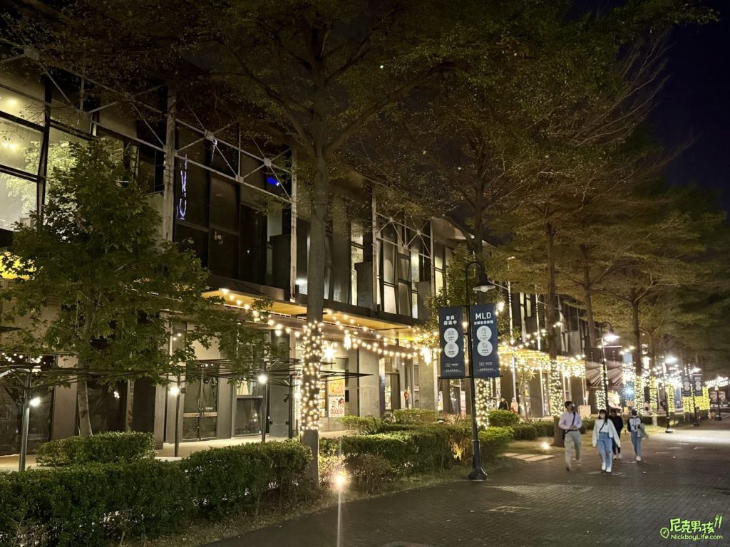 【高雄MLD台鋁】2023聖誕節佈置,金色蝴蝶結配上佈滿白雪的聖誕樹|打狗活動 11 IMG 2503