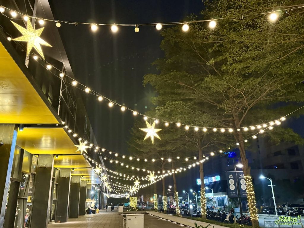【高雄MLD台鋁】2023聖誕節佈置,金色蝴蝶結配上佈滿白雪的聖誕樹|打狗活動 20 IMG 2508
