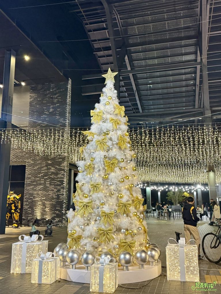 【高雄MLD台鋁】2023聖誕節佈置,金色蝴蝶結配上佈滿白雪的聖誕樹|打狗活動 14 IMG 2512
