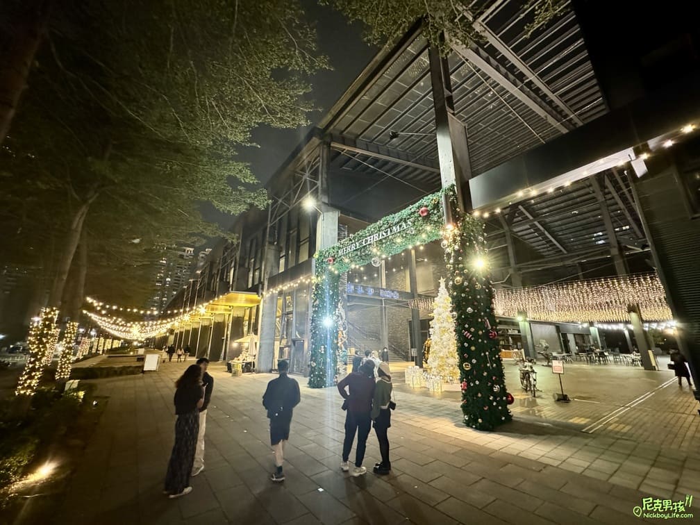 【高雄MLD台鋁】2023聖誕節佈置,金色蝴蝶結配上佈滿白雪的聖誕樹|打狗活動 10 IMG 2515