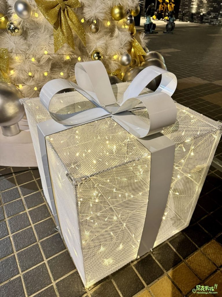 【高雄MLD台鋁】2023聖誕節佈置,金色蝴蝶結配上佈滿白雪的聖誕樹|打狗活動 15 IMG 2516