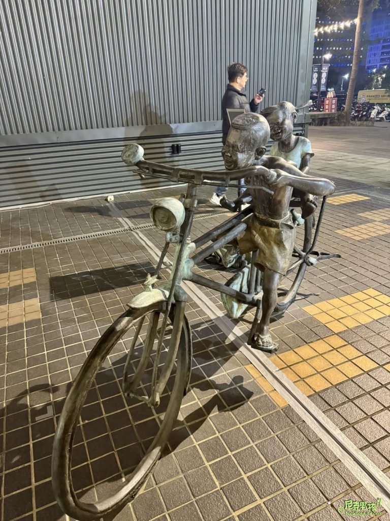 【高雄MLD台鋁】2023聖誕節佈置,金色蝴蝶結配上佈滿白雪的聖誕樹|打狗活動 26 IMG 2525