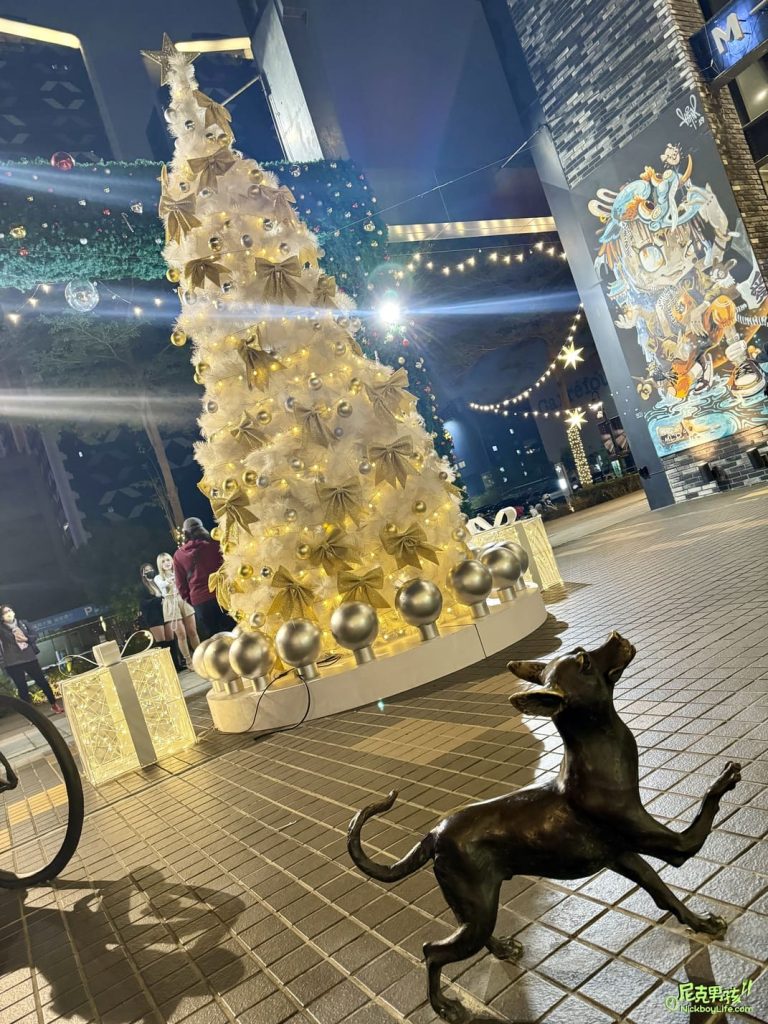 【高雄MLD台鋁】2023聖誕節佈置,金色蝴蝶結配上佈滿白雪的聖誕樹|打狗活動 28 IMG 2526