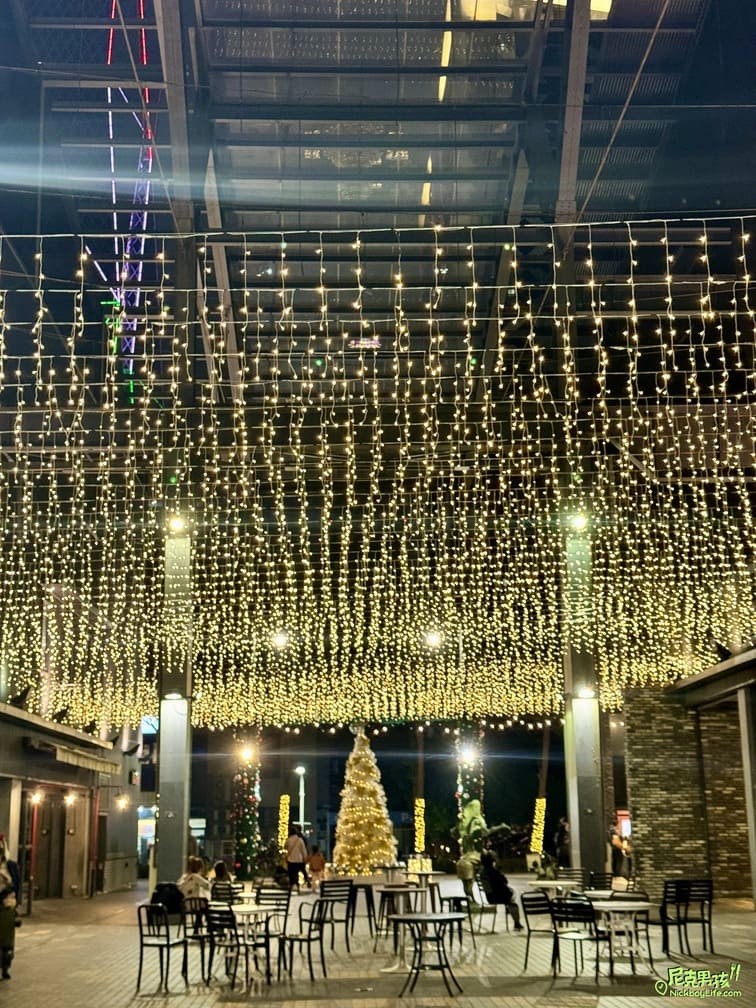 【高雄MLD台鋁】2023聖誕節佈置,金色蝴蝶結配上佈滿白雪的聖誕樹|打狗活動 29 IMG 2528