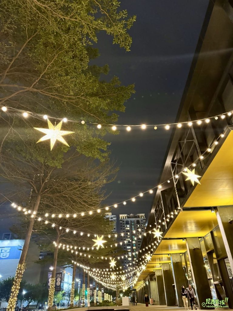 【高雄MLD台鋁】2023聖誕節佈置,金色蝴蝶結配上佈滿白雪的聖誕樹|打狗活動 22 IMG 2530
