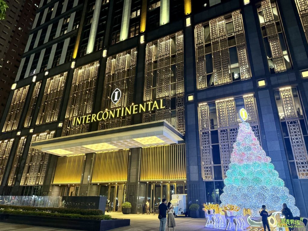 【高雄洲際酒店】2023超應景多顆雪球組成的聖誕樹,還有麋鹿跟雪橇完美結合,讓今年聖誕節與寒冷的冬天季節互相聯繫在一起|打狗活動 24 IMG 2476