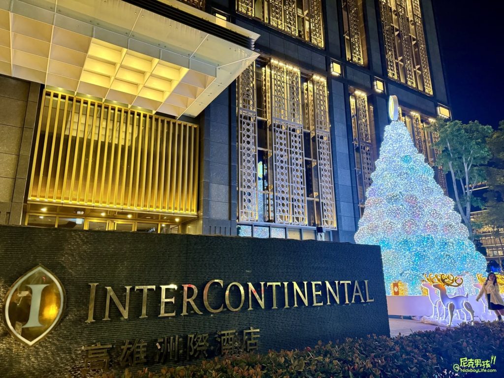 【高雄洲際酒店】2023超應景多顆雪球組成的聖誕樹,還有麋鹿跟雪橇完美結合,讓今年聖誕節與寒冷的冬天季節互相聯繫在一起|打狗活動 11 IMG 2481