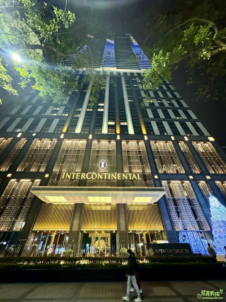 【高雄洲際酒店】2023超應景多顆雪球組成的聖誕樹,還有麋鹿跟雪橇完美結合,讓今年聖誕節與寒冷的冬天季節互相聯繫在一起|打狗活動 10 IMG 2482