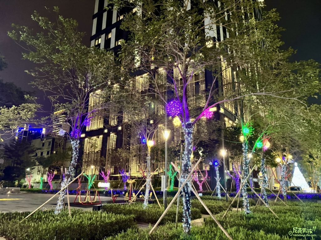 【高雄洲際酒店】2023超應景多顆雪球組成的聖誕樹,還有麋鹿跟雪橇完美結合,讓今年聖誕節與寒冷的冬天季節互相聯繫在一起|打狗活動 20 IMG 2487