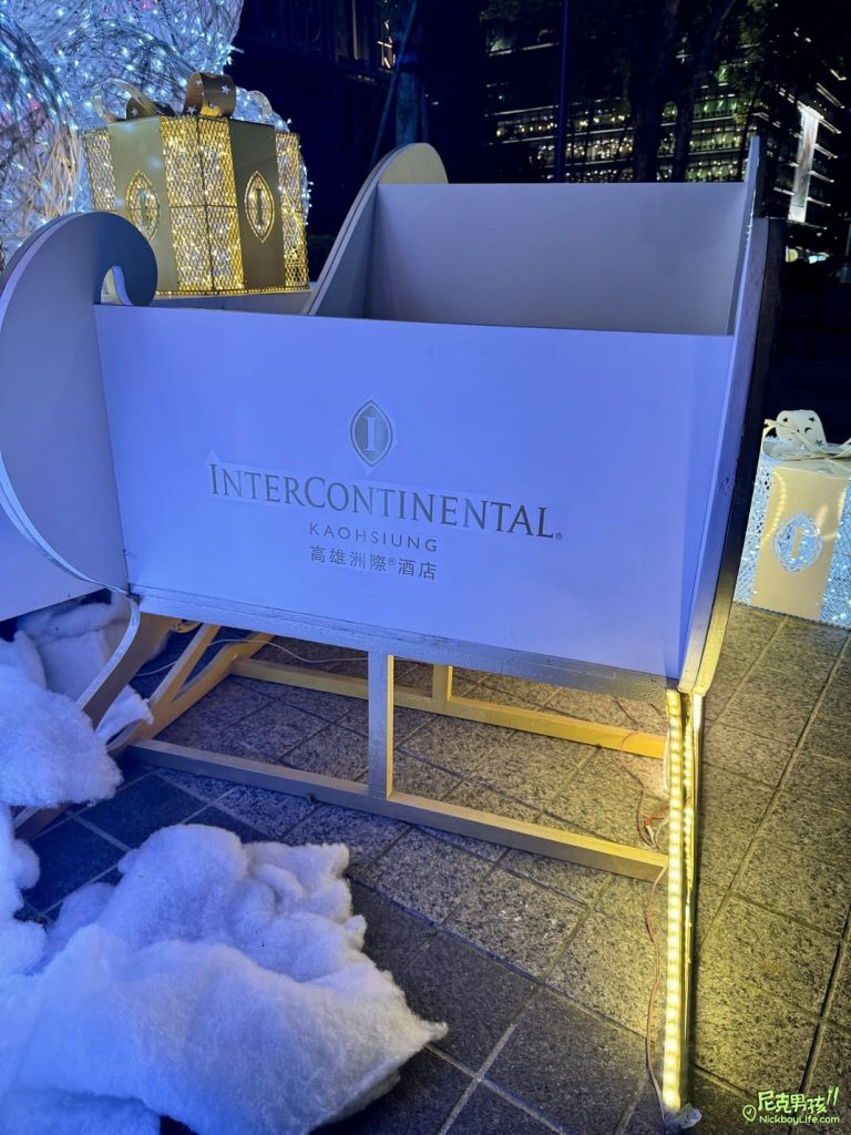 【高雄洲際酒店】2023超應景多顆雪球組成的聖誕樹,還有麋鹿跟雪橇完美結合,讓今年聖誕節與寒冷的冬天季節互相聯繫在一起|打狗活動 17 IMG 2493