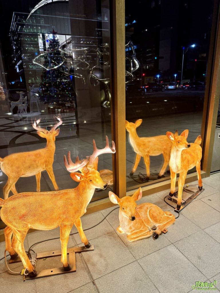 【高雄洲際酒店】2023超應景多顆雪球組成的聖誕樹,還有麋鹿跟雪橇完美結合,讓今年聖誕節與寒冷的冬天季節互相聯繫在一起|打狗活動 21 IMG 2500