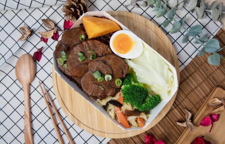 高雄美食推薦【勁請享用健康廚房】少油、低鹽、低GI為導向的料理方式,讓你不只吃的健康又美味|打狗美食 32 %E8%80%81%E7%89%9B%E8%85%B1%E9%A4%90%E7%9B%92