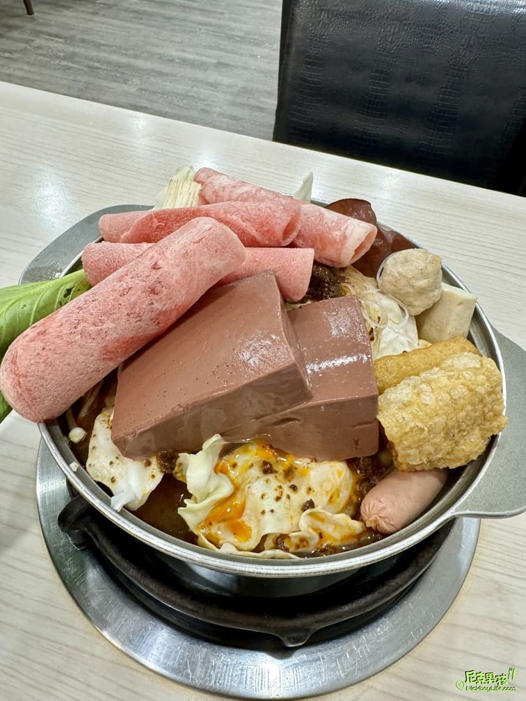 楠梓火鍋推薦【樂哈哈鍋物】百元平價鍋物外,豬油拌飯、薯片、霜淇淋及多種飲料均無限暢飲|打狗美食 28 IMG 6617