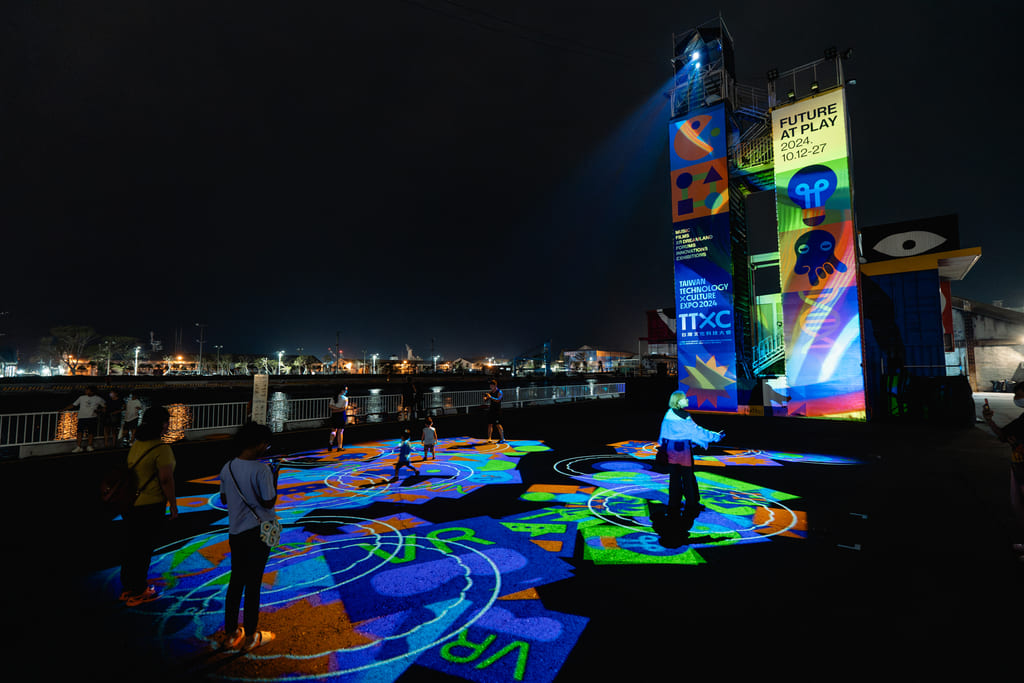 2024【大港橋文化科技展演-Xverse跨境新視界】透過科技投影與音樂做完美結合,打造出沉浸式的燈光秀展演|打狗活動 33 %E6%95%B8%E6%93%9A%E5%85%89%E6%B5%81Light Flows