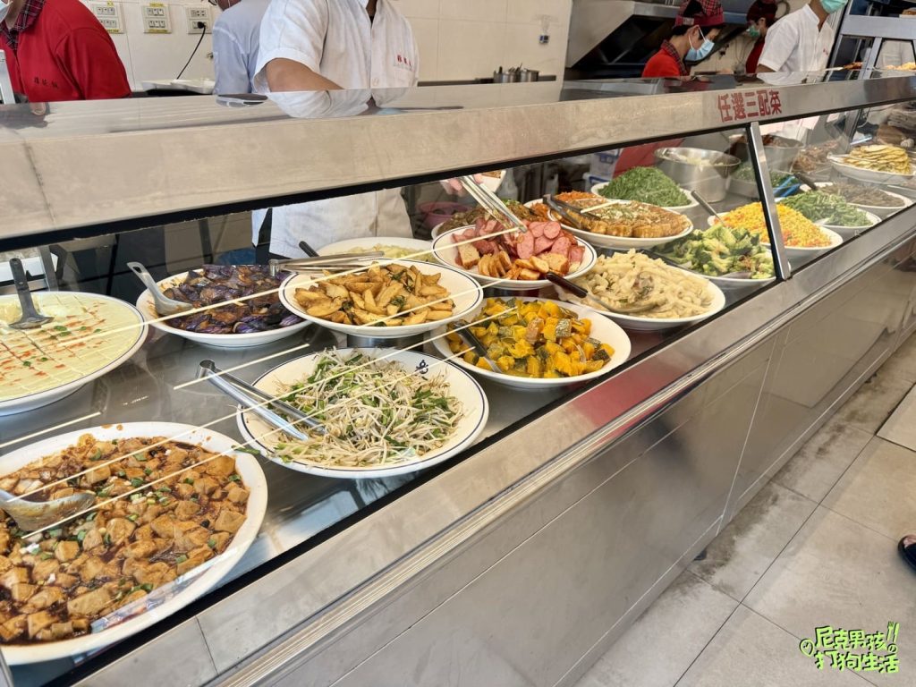 小港美食推薦【大支雞腿飯】號稱桂林一帶生意最好的便當店,招牌雞腿大隻不裹粉,獨特醬汁醃製,美味又回味!|打狗美食 21 IMG 5936