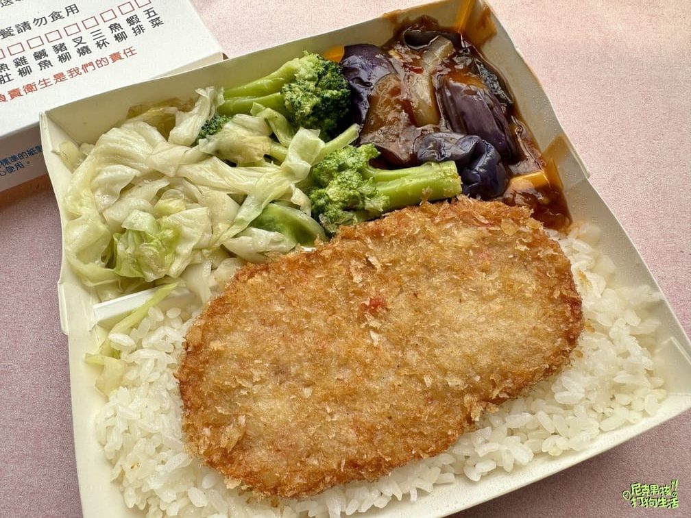 小港美食推薦【大支雞腿飯】號稱桂林一帶生意最好的便當店,招牌雞腿大隻不裹粉,獨特醬汁醃製,美味又回味!|打狗美食 50 IMG 5945 rotated