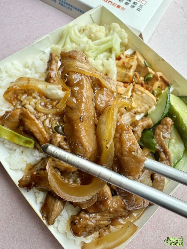小港美食推薦【大支雞腿飯】號稱桂林一帶生意最好的便當店,招牌雞腿大隻不裹粉,獨特醬汁醃製,美味又回味!|打狗美食 49 IMG 6016