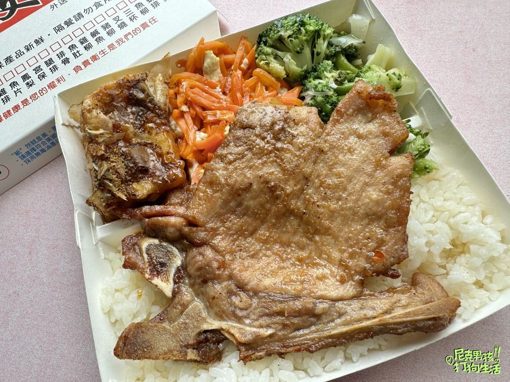 小港美食推薦【大支雞腿飯】號稱桂林一帶生意最好的便當店,招牌雞腿大隻不裹粉,獨特醬汁醃製,美味又回味!|打狗美食 38 IMG 6446