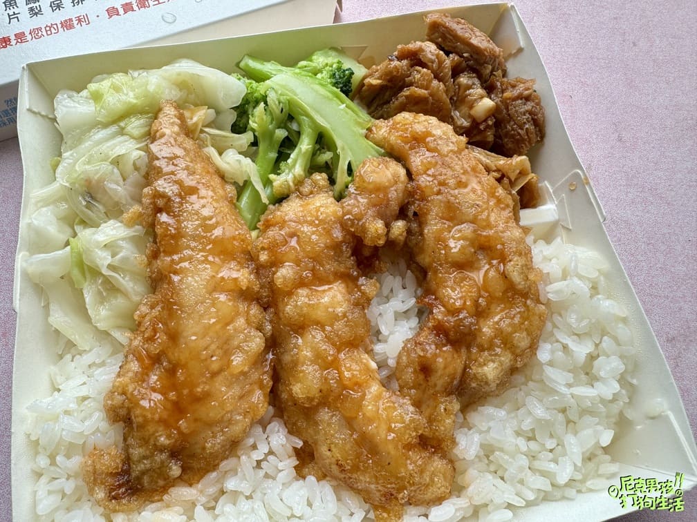 小港美食推薦【大支雞腿飯】號稱桂林一帶生意最好的便當店,招牌雞腿大隻不裹粉,獨特醬汁醃製,美味又回味!|打狗美食 40 IMG 6706
