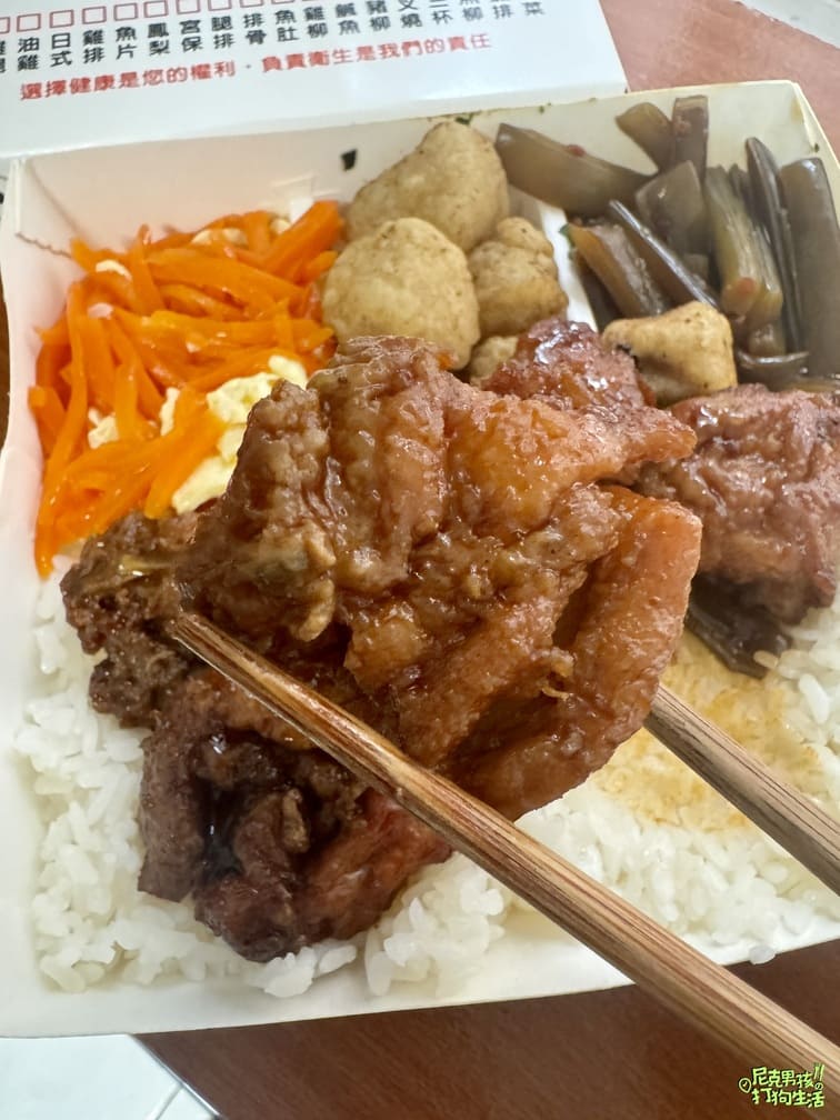小港美食推薦【大支雞腿飯】號稱桂林一帶生意最好的便當店,招牌雞腿大隻不裹粉,獨特醬汁醃製,美味又回味!|打狗美食 45 IMG 7401