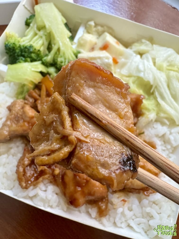 小港美食推薦【大支雞腿飯】號稱桂林一帶生意最好的便當店,招牌雞腿大隻不裹粉,獨特醬汁醃製,美味又回味!|打狗美食 35 IMG 7443