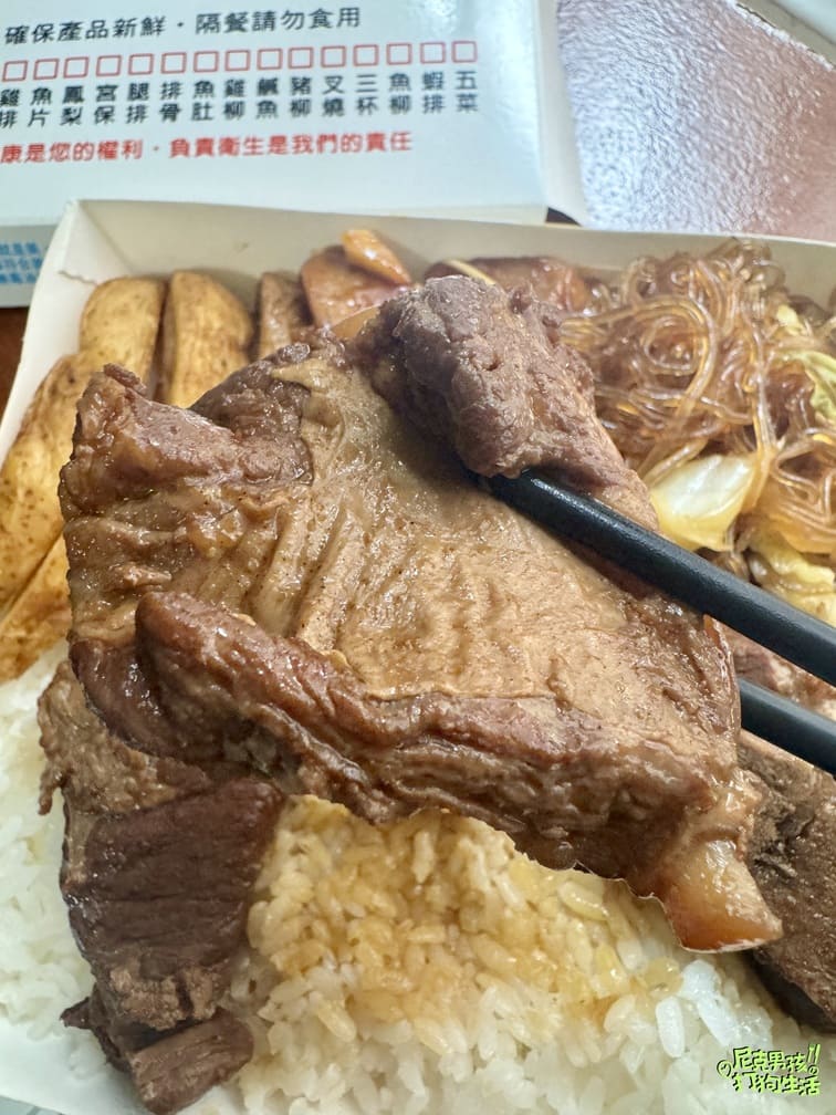 小港美食推薦【大支雞腿飯】號稱桂林一帶生意最好的便當店,招牌雞腿大隻不裹粉,獨特醬汁醃製,美味又回味!|打狗美食 29 IMG 7449