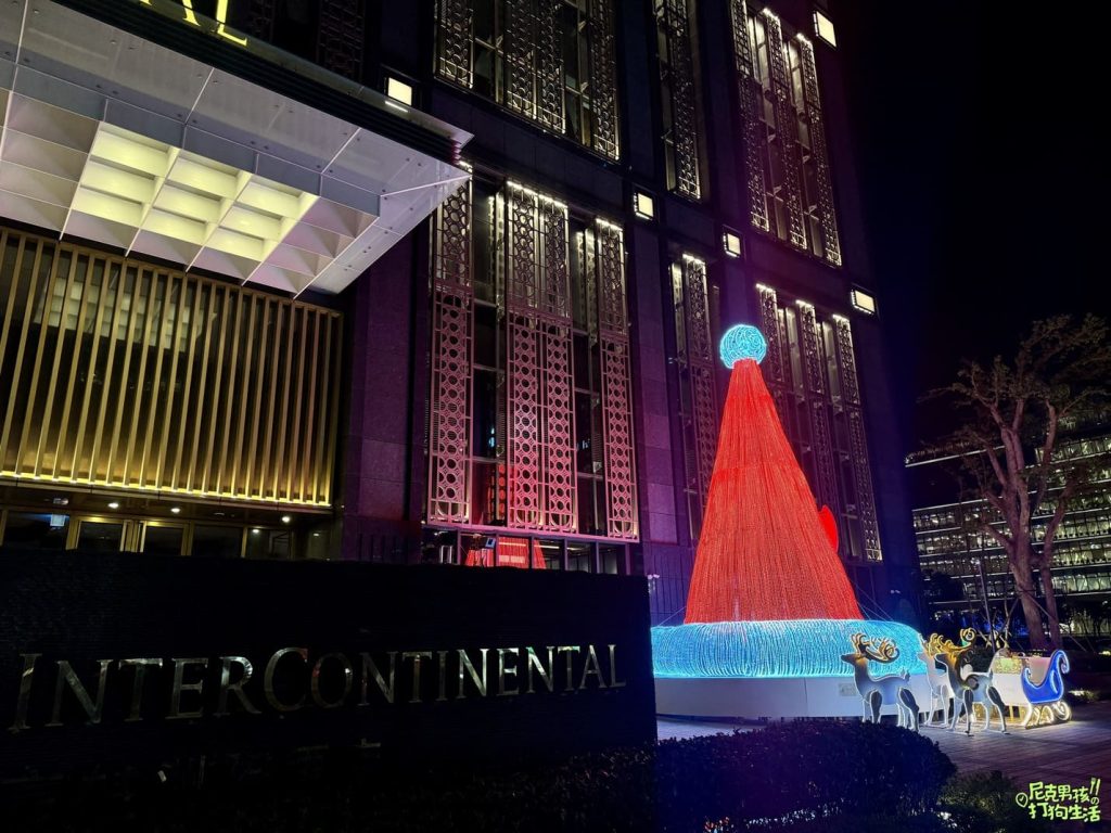 2024高雄洲際酒店聖誕樹,全台最巨大的耶誕帽就在這裡了,讓大家置身於一場夢幻溫馨的聖誕帽奇境|打狗活動 17 IMG 8507