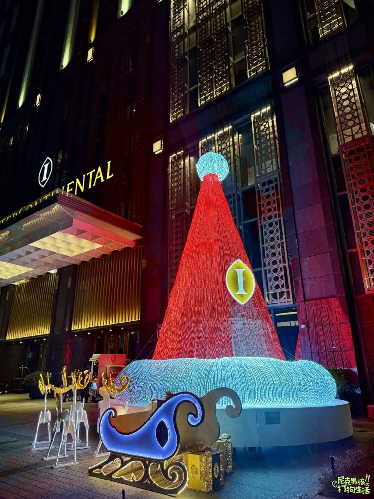 2024高雄洲際酒店聖誕樹,全台最巨大的耶誕帽就在這裡了,讓大家置身於一場夢幻溫馨的聖誕帽奇境|打狗活動 15 IMG 8511