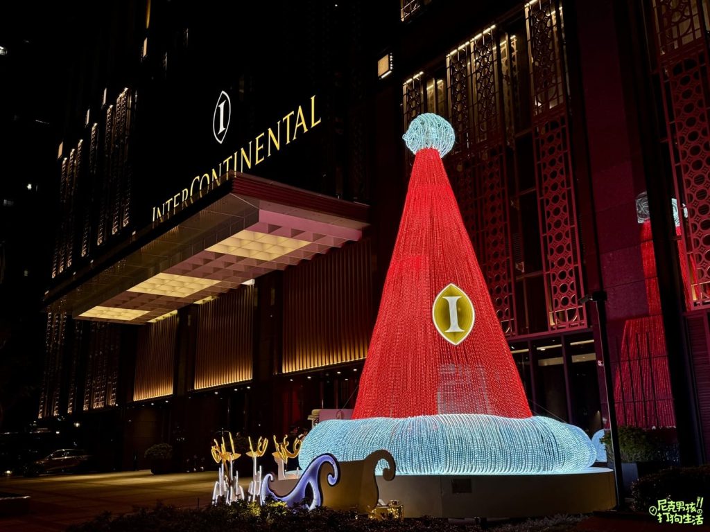 2024高雄洲際酒店聖誕樹,全台最巨大的耶誕帽就在這裡了,讓大家置身於一場夢幻溫馨的聖誕帽奇境|打狗活動 11 IMG 8519
