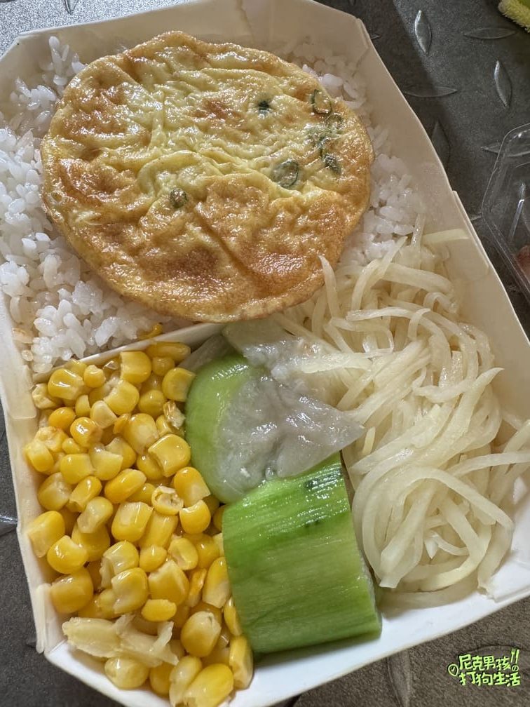 前鎮美食【益品餐廚】超好吃的港式燒臘便當,尤其是燒腩肉既厚實又爽脆的外皮,讓人口水直流不停|打狗美食 19 IMG 5602 rotated