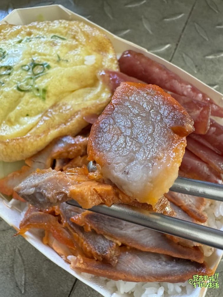 前鎮美食【益品餐廚】超好吃的港式燒臘便當,尤其是燒腩肉既厚實又爽脆的外皮,讓人口水直流不停|打狗美食 26 IMG 5768 rotated