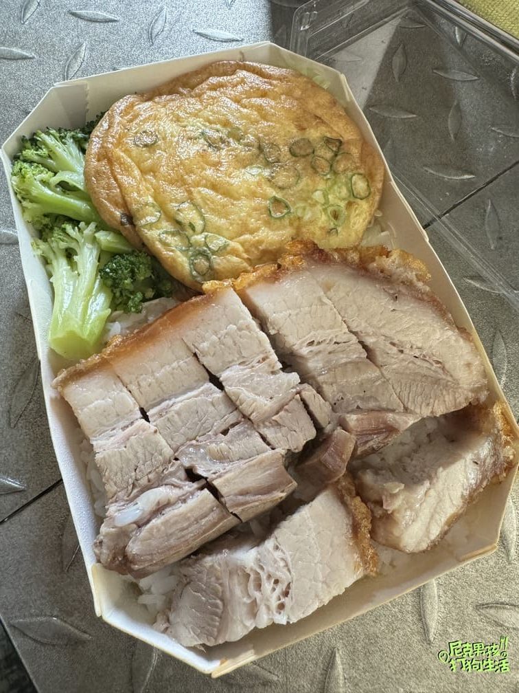 前鎮美食【益品餐廚】超好吃的港式燒臘便當,尤其是燒腩肉既厚實又爽脆的外皮,讓人口水直流不停|打狗美食 22 IMG 5996 rotated