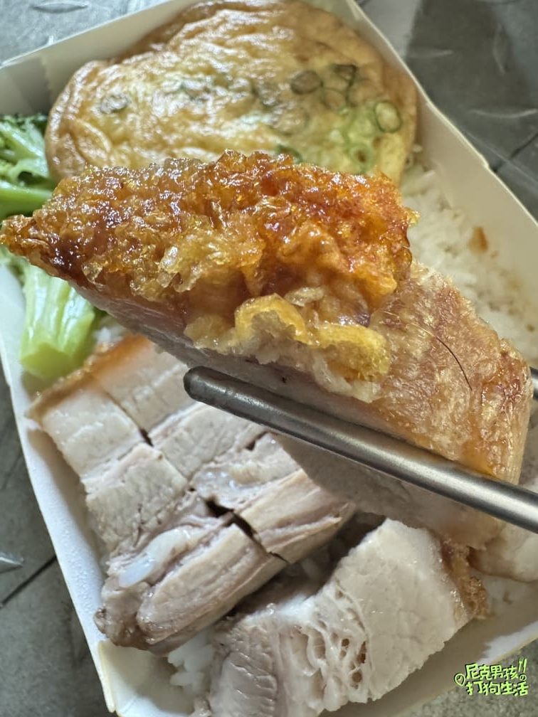 前鎮美食【益品餐廚】超好吃的港式燒臘便當,尤其是燒腩肉既厚實又爽脆的外皮,讓人口水直流不停|打狗美食 23 IMG 5998 rotated